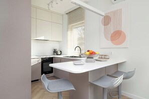 Fridge, oven, stovetop, dishwasher