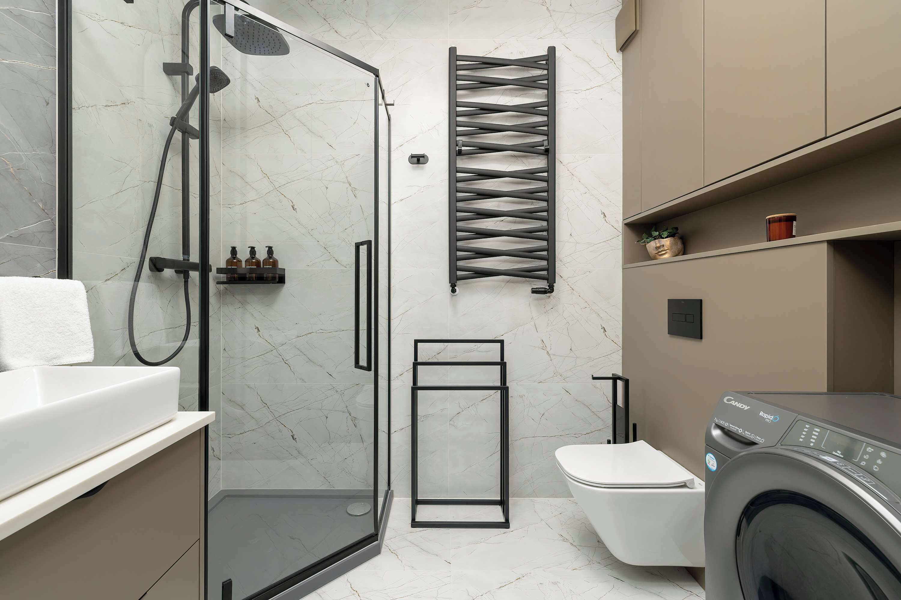 Chuveiro, secador de cabelo, toalhas de banho 