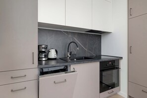 Fridge, oven, stovetop, dishwasher
