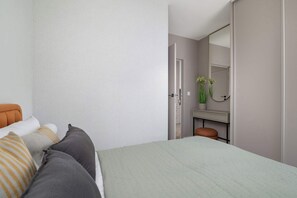 Iron/ironing board, travel cot, WiFi, bed sheets