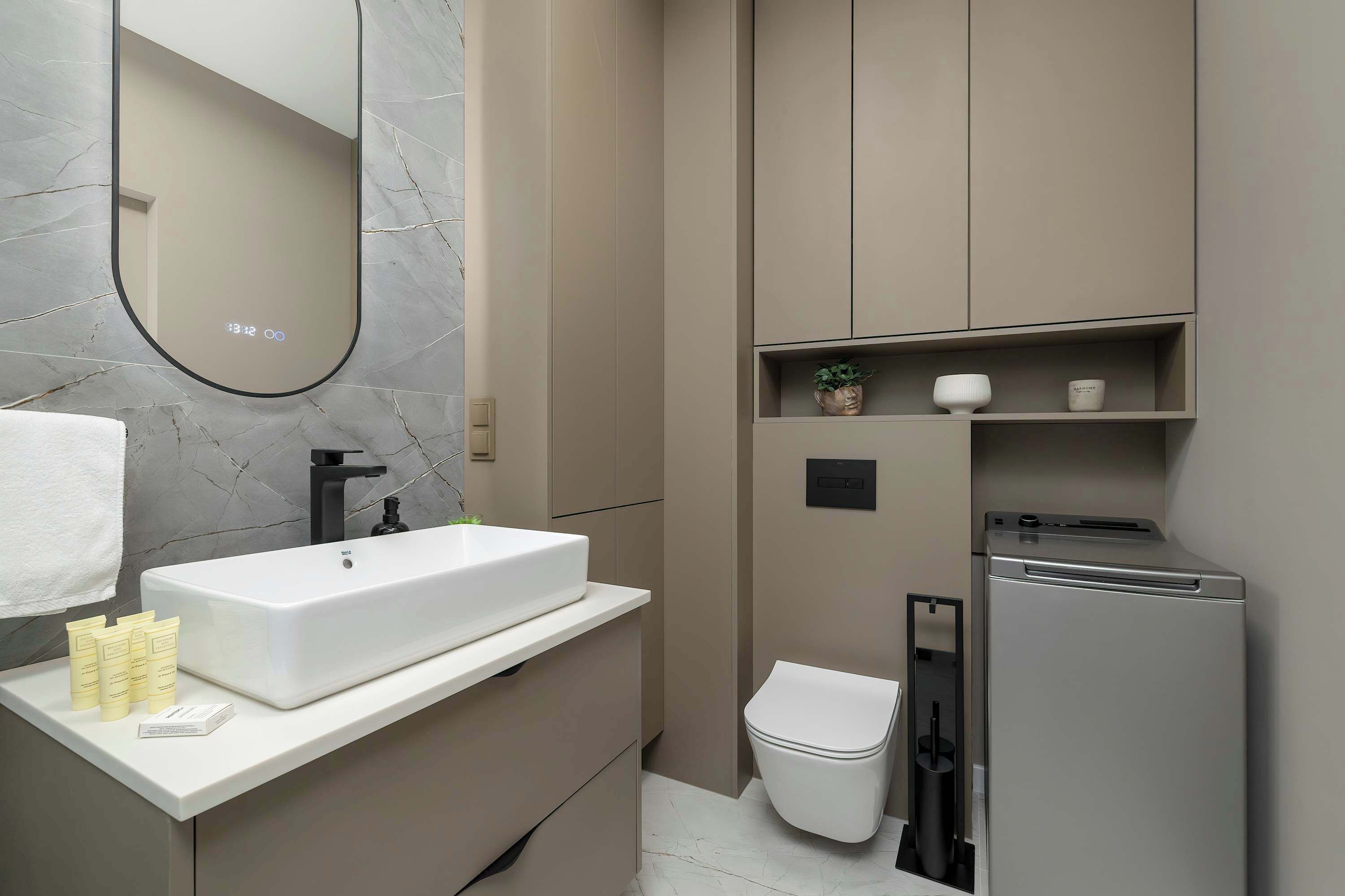 Shower, hair dryer, towels, shampoo
