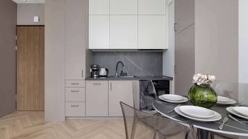 Kühlschrank, Ofen, Herdplatte, Geschirrspüler
