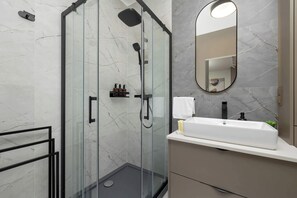 Dusche, Haartrockner, Handtücher, Shampoo