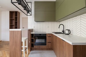 Fridge, oven, stovetop, dishwasher
