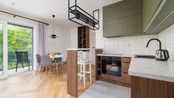 Fridge, oven, stovetop, dishwasher