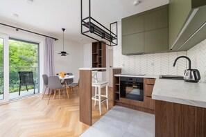 Fridge, oven, stovetop, dishwasher