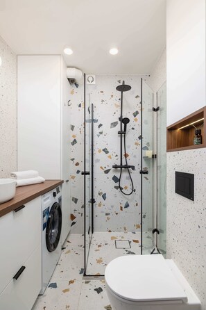 Suihku, hiustenkuivaaja, pyyhkeet