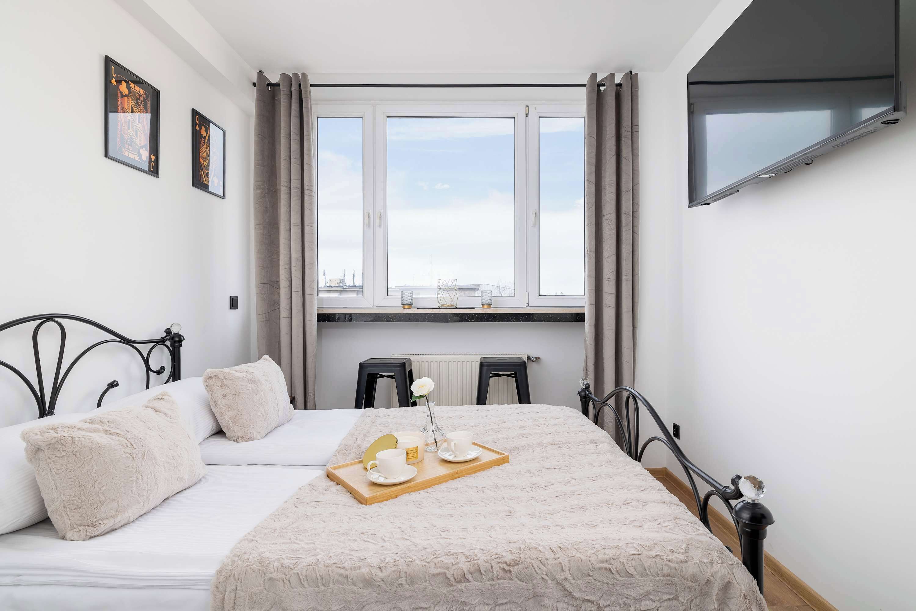 Tabla de planchar con plancha, wifi y ropa de cama 