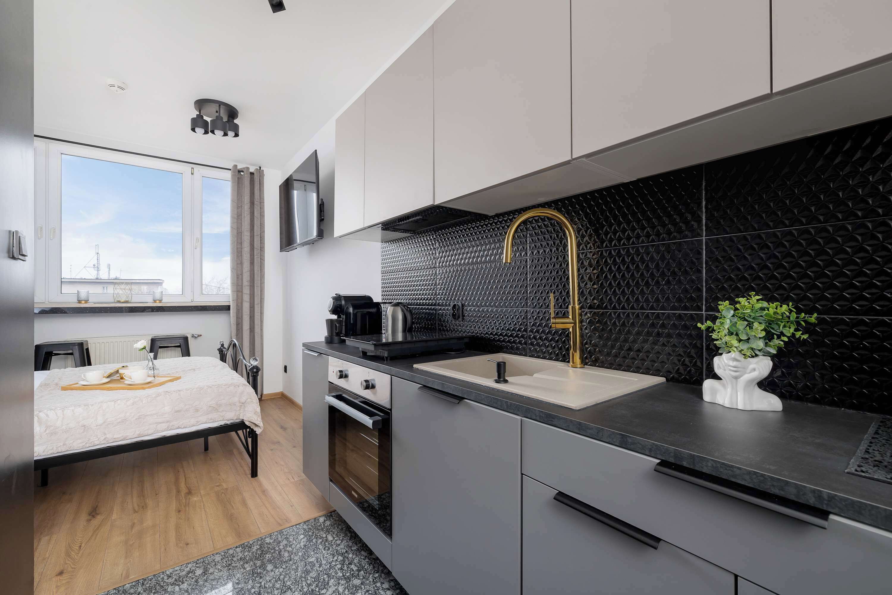 Refrigerador, parrilla de estufa y cafetera y tetera 