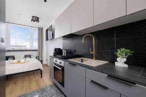 Køleskab, kogeplade, kaffe-/temaskine, køkkentøj/tallerkener/redskaber