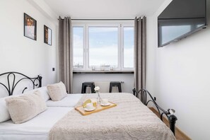 Iron/ironing board, WiFi, bed sheets