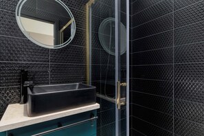 Shower, hair dryer, towels, shampoo - Stylish Studio in the Center of Katowice | Smart TV (Katowice)