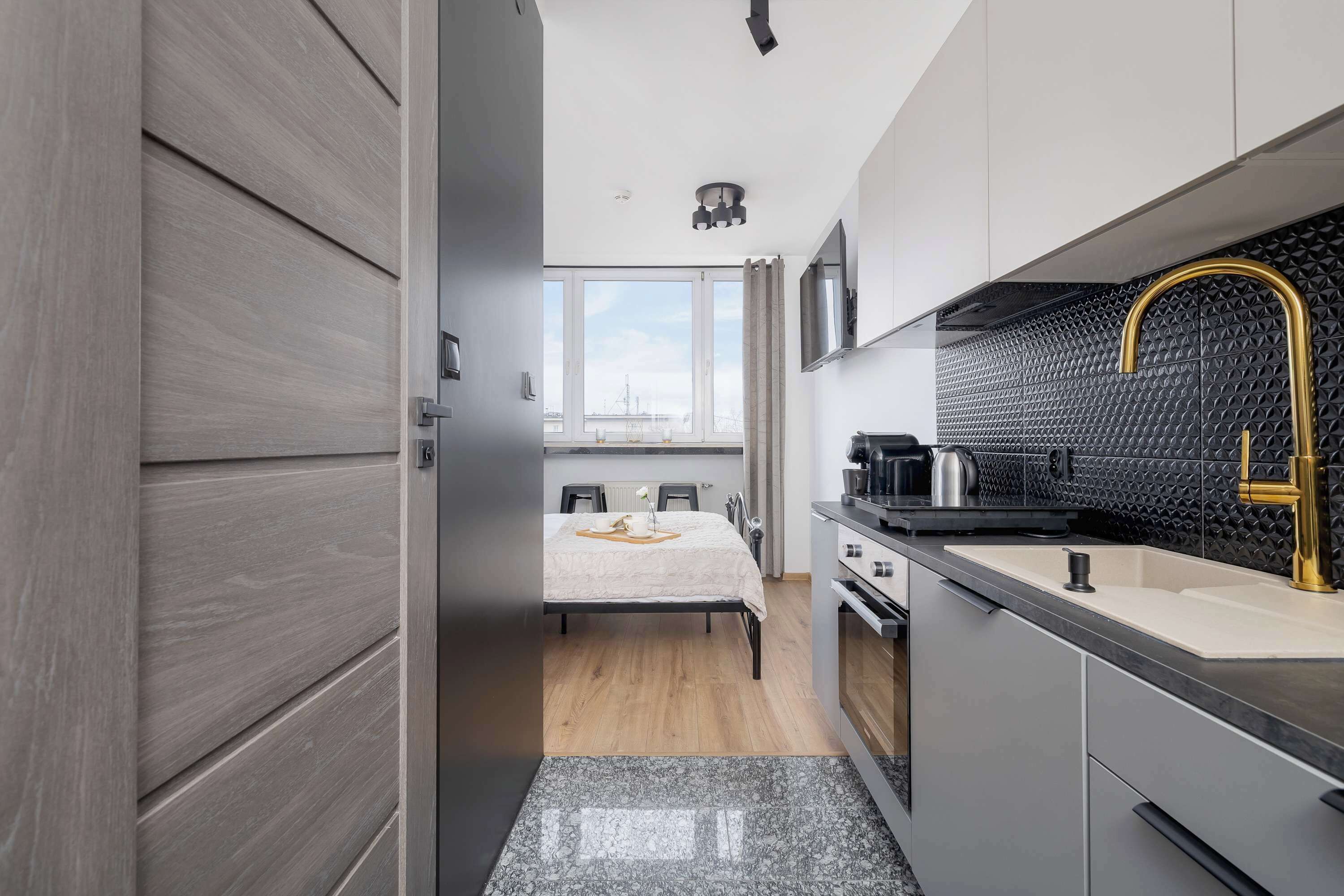 Kühlschrank, Herdplatte, Wasserkocher mit Kaffee-/Teezubehör