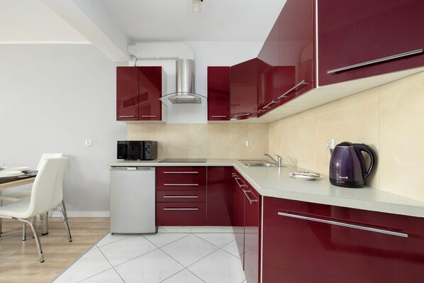 Fridge, microwave, stovetop, dishwasher