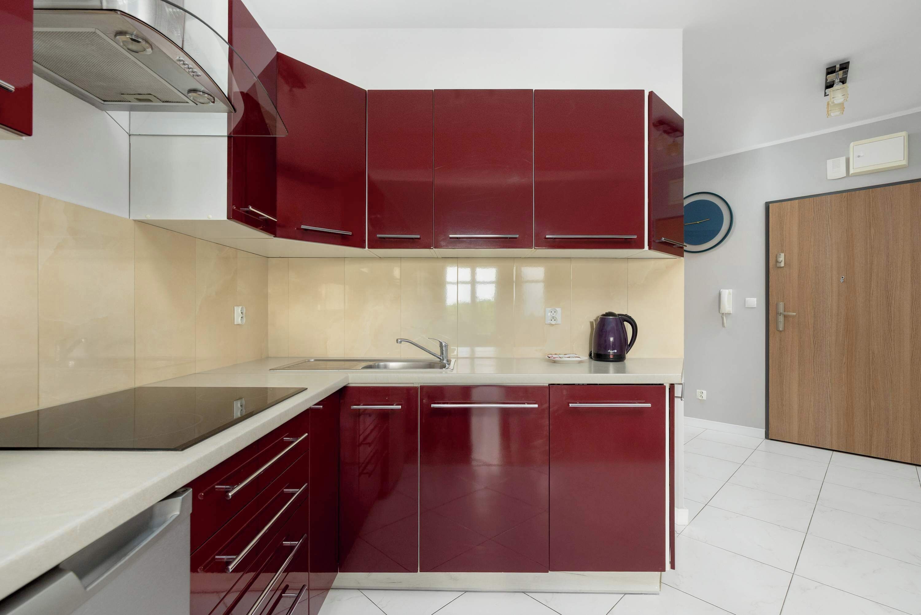 Kühlschrank, Mikrowelle, Herdplatte, Geschirrspüler