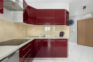 Fridge, microwave, stovetop, dishwasher