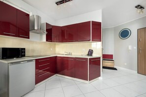 Geladeira, micro-ondas, cooktop, lava-louças