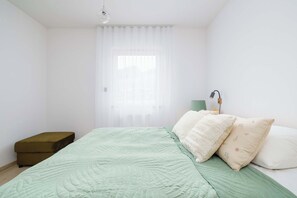 Tabla de planchar con plancha, wifi y ropa de cama