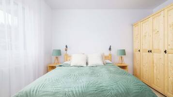 Tabla de planchar con plancha, wifi y ropa de cama