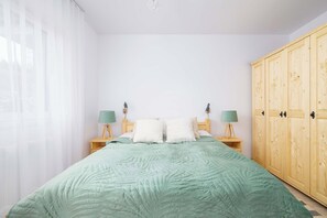 Tabla de planchar con plancha, wifi y ropa de cama