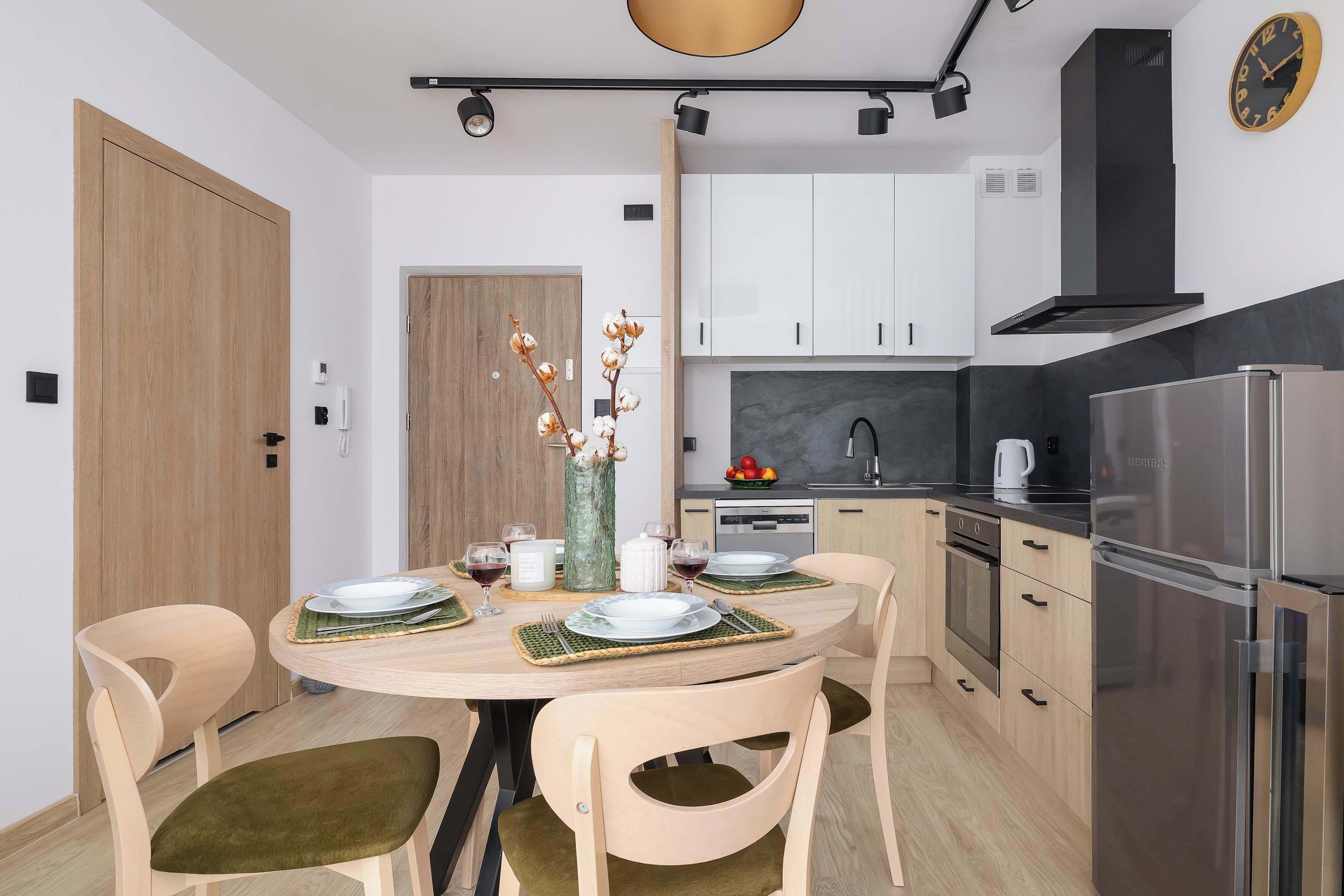 Kylskåp, mikrovågsugn, ugn och spishäll