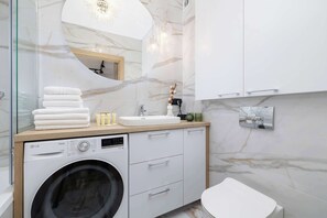 Dusj, hårføner og håndklær