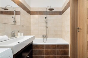 Dusche, Haartrockner, Handtücher, Shampoo