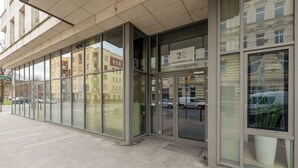 Un edificio moderno con grandes ventanales de vidrio y un letrero que indica que es un hotel.