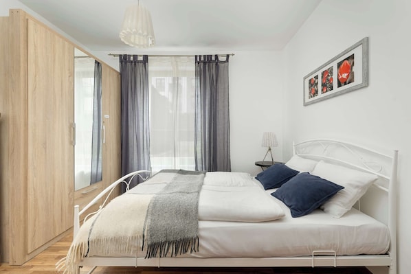 1 habitación, tabla de planchar con plancha, cuna de viaje y wifi