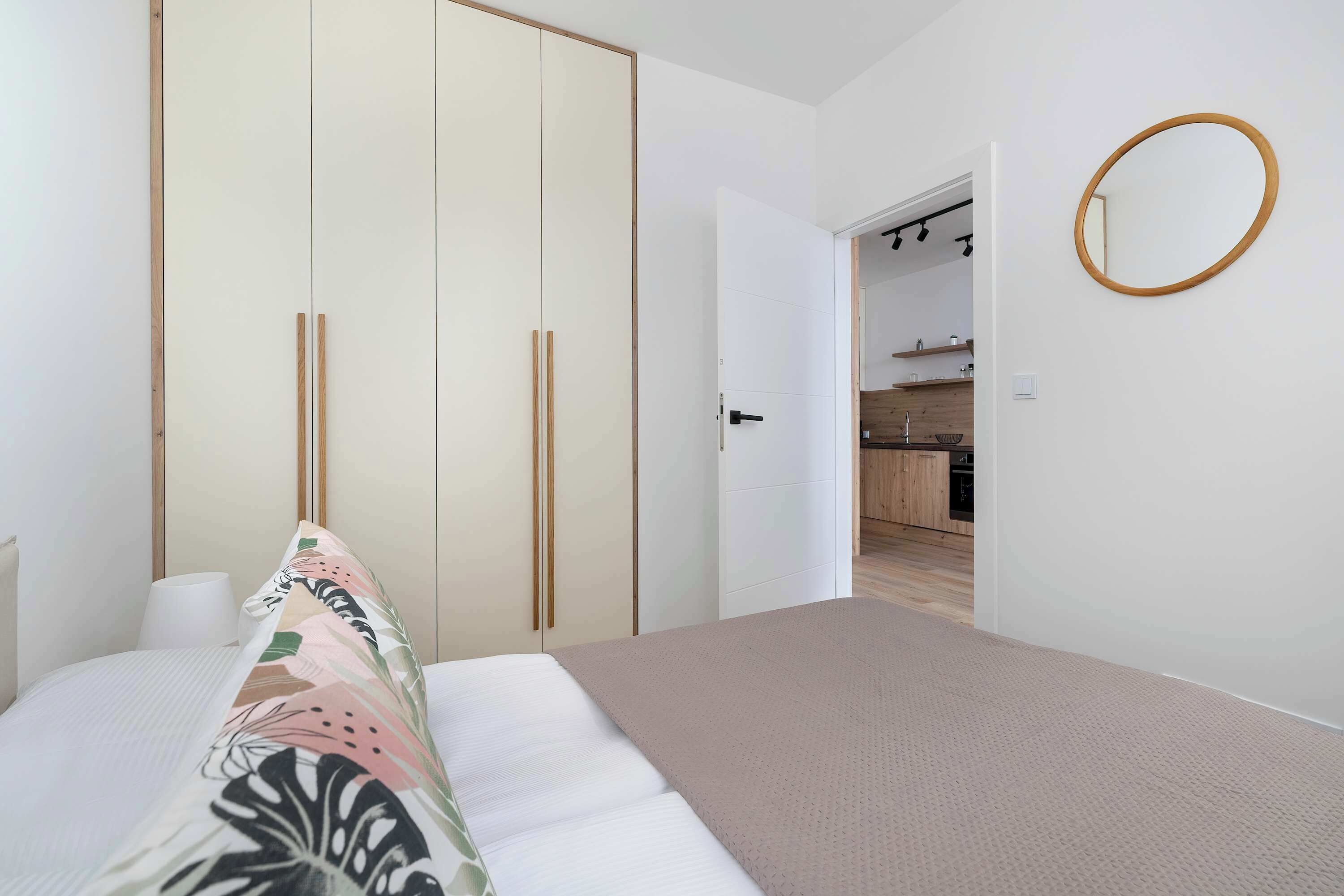 1 dormitorio, escritorio, tabla de planchar con plancha y cuna de viaje