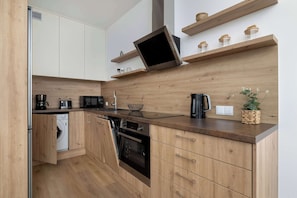 Frigorifero, microonde, forno, piano cottura