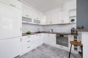 Fridge, oven, stovetop, dishwasher