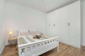 Een strijkplank/strijkijzer, reisbedje, wifi, beddengoed
