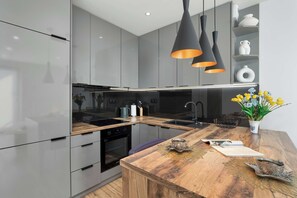 Fridge, oven, stovetop, dishwasher