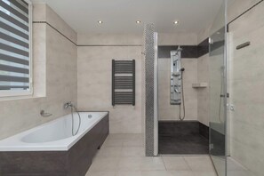 Shower, hair dryer, towels, shampoo - Spacious Apartment for 14 people | Terrace | Garden | Parking (Bystra)