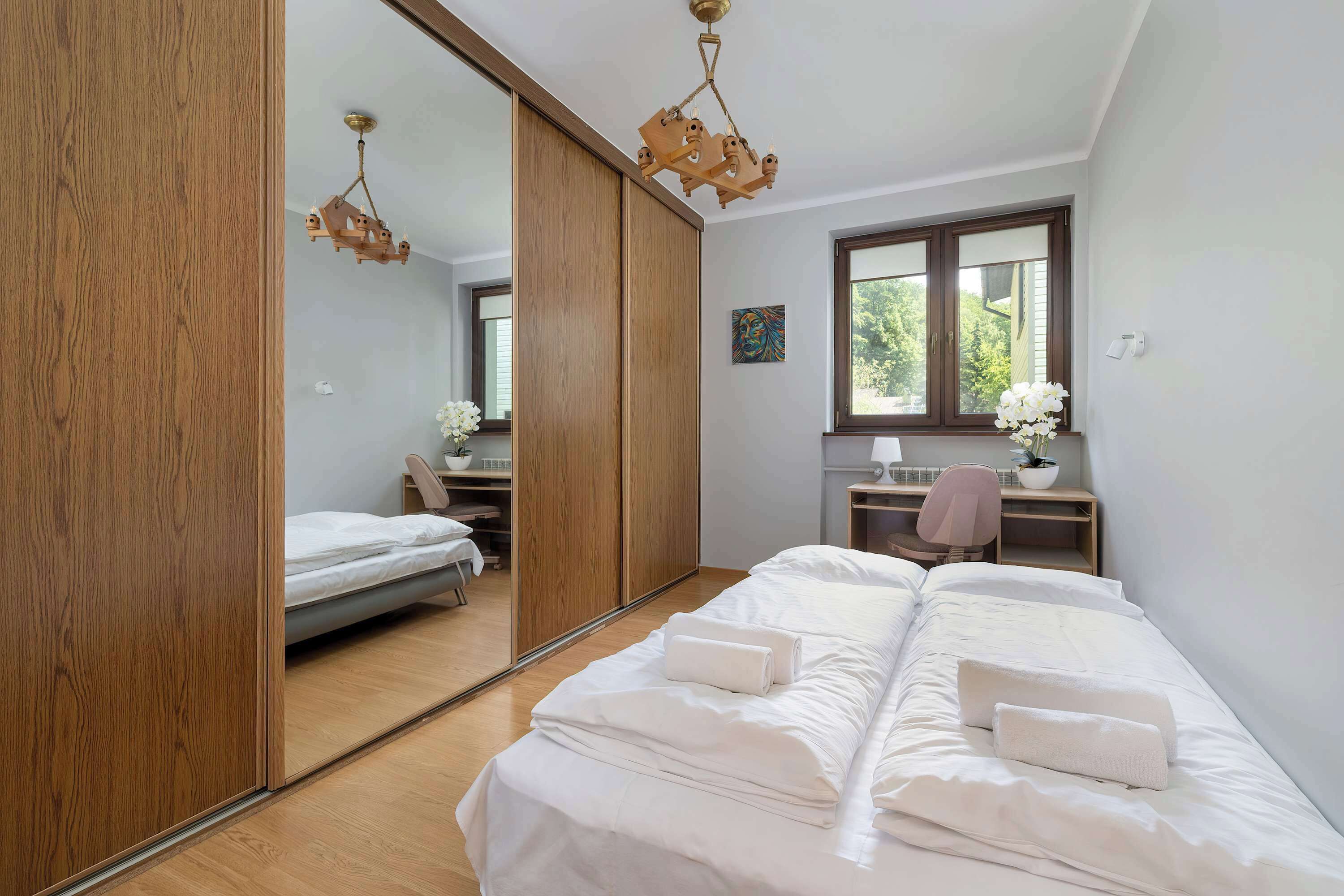 4 soverom, skrivebord, strykejern/-brett og reiseseng for barn