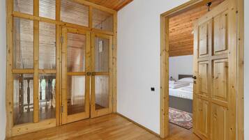 1 makuuhuone, työpöytä, silitysrauta/-lauta, vauvan matkasänky