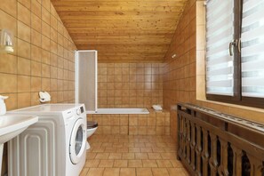 Regadera, secadora de cabello, toallas 