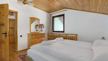 1 chambre, bureau, fer et planche à repasser, lit parapluie