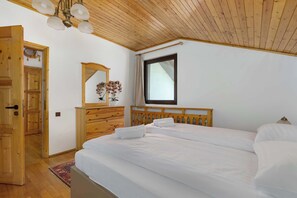 1 habitación, escritorio, tabla de planchar con plancha y cuna de viaje 