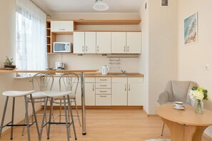 Kühlschrank, Mikrowelle, Herdplatte, Wasserkocher mit Kaffee-/Teezubehör