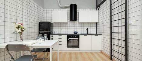 Fridge, oven, stovetop, dishwasher