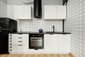 Een koelkast, een oven, een kookplaat, een vaatwasser