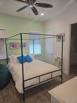 3 habitaciones, escritorio y tabla de planchar con plancha