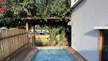 Bañera de hidromasaje al aire libre