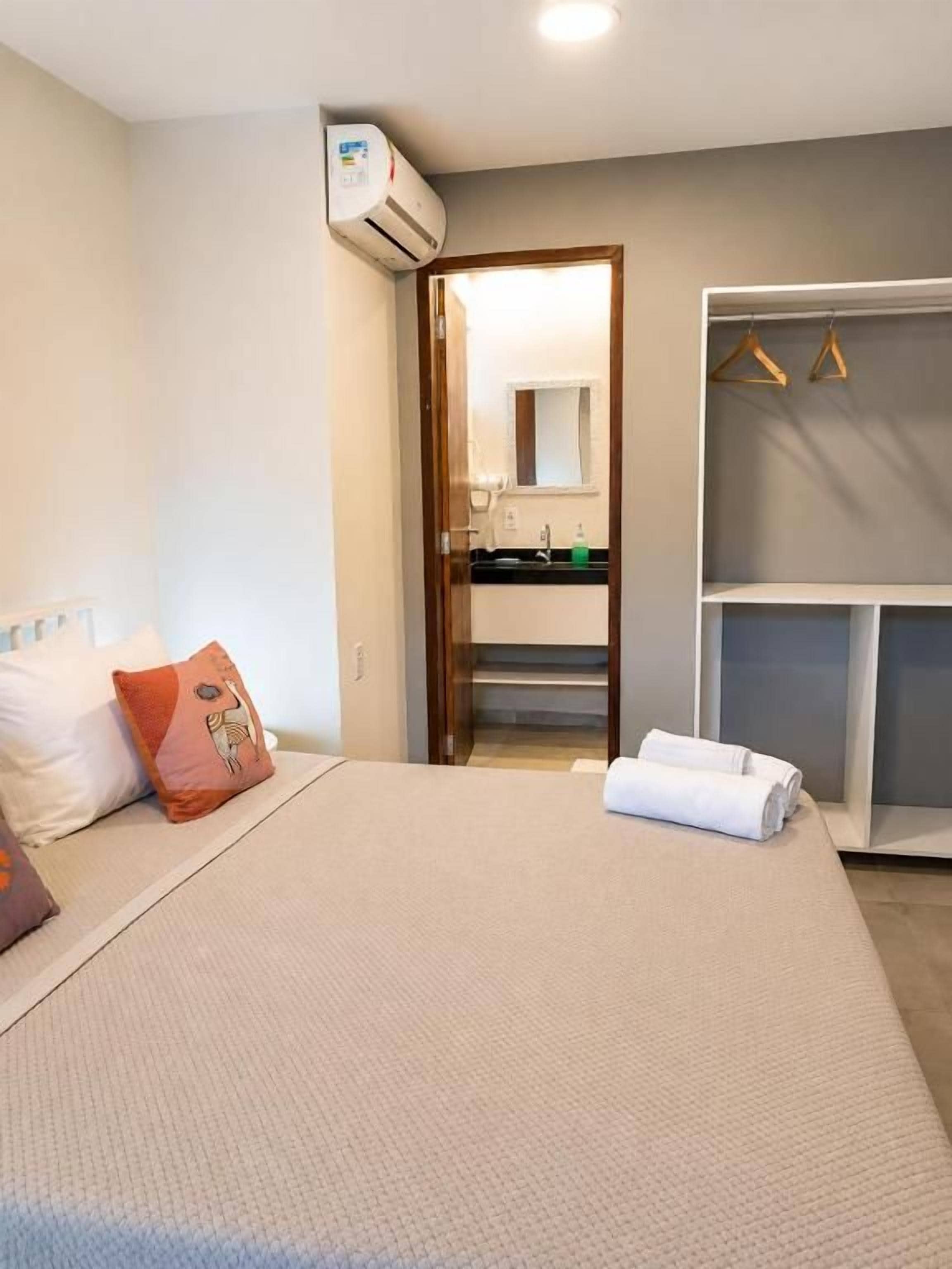 Une chambre d’hôtel équipée d’un lit, d’une armoire et d’un appareil de climatisation.