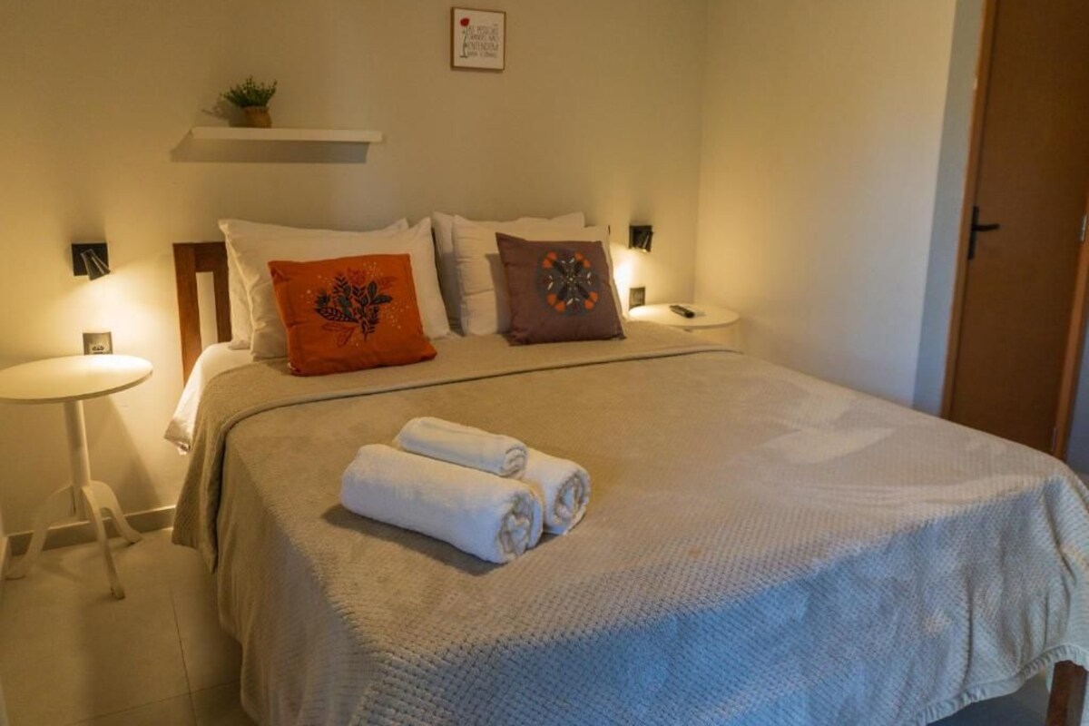 Suíte Casal Com Vista para o Jardim | Espacio para trabajar con un portátil y wifi gratis