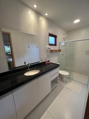 Estúdio Triplo Com Vista para o Jardim | Bathroom | Shower, hair dryer, towels, toilet paper - Pousada Divino Milagre (Passo de Camaragibe)