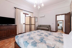 1 chambre, fer et planche à repasser, lit parapluie