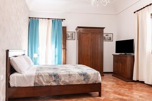 1 chambre, fer et planche à repasser, lit de bébé portatif